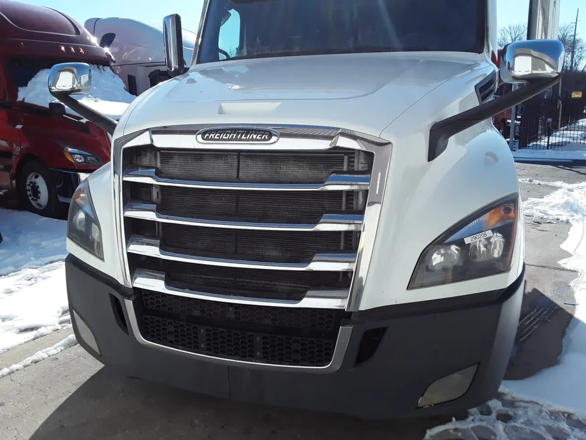 2020 Freightliner Cascadia in Kansas City, MO — photo 2