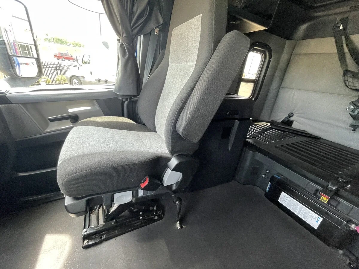2021 Freightliner Cascadia - image 27
