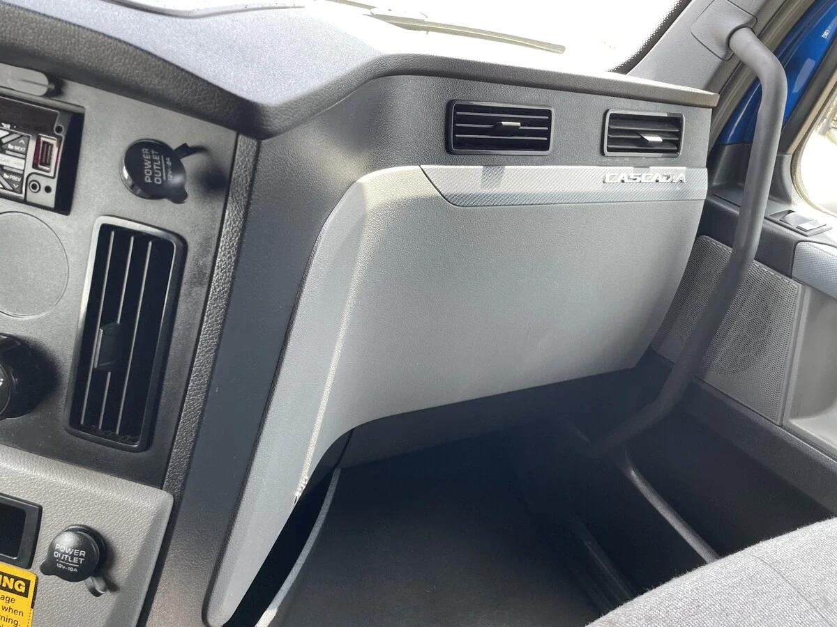 2021 Freightliner Cascadia - image 23