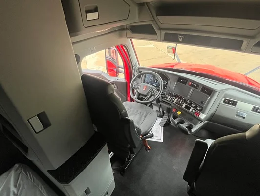 2024 Kenworth T680 in Cedar Rapids, IA — photo 10