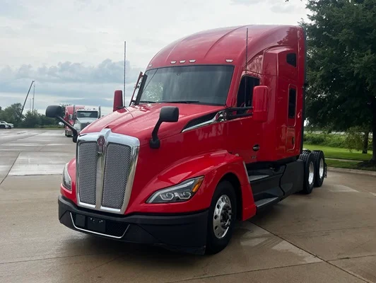 2024 Kenworth T680 in Cedar Rapids, IA — photo 2