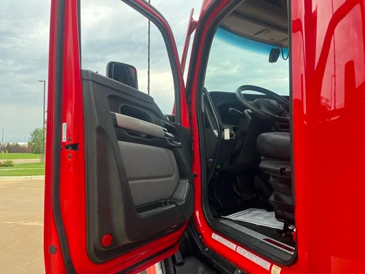 2024 Kenworth T680 in Cedar Rapids, IA — photo 18