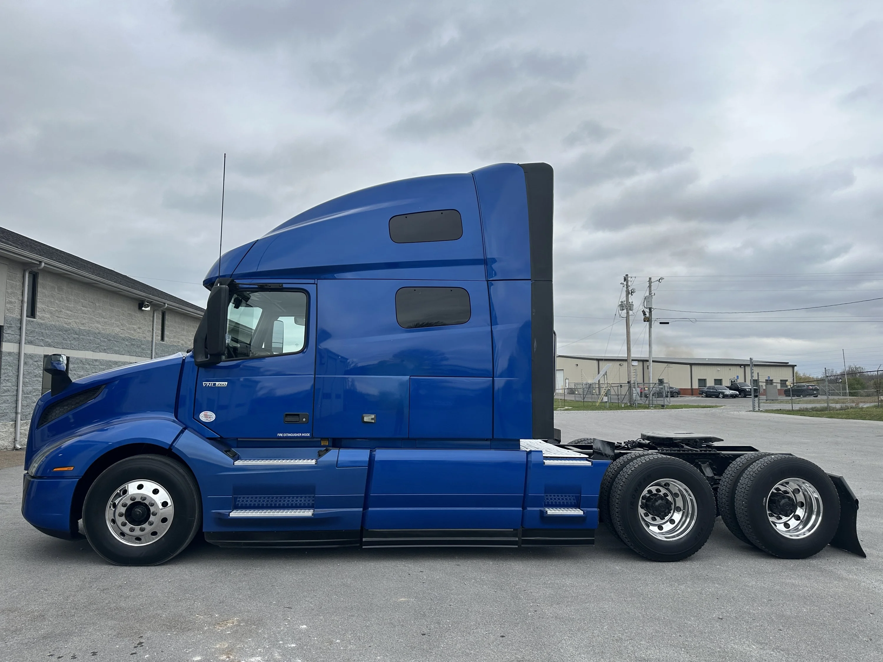 2021 Volvo VNL 760 - image 7