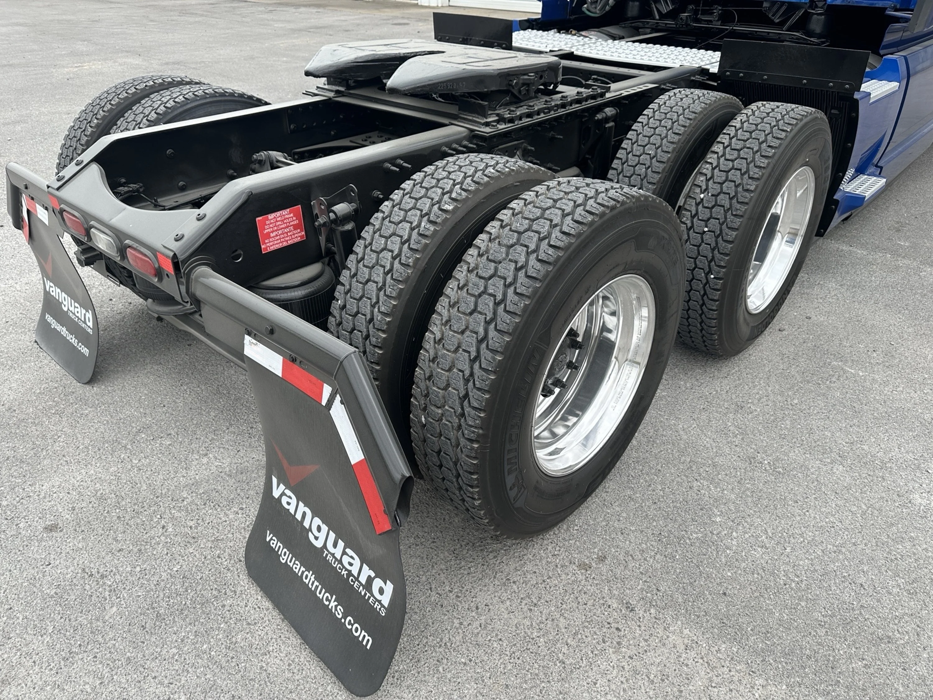 2021 Volvo VNL 760 - image 3