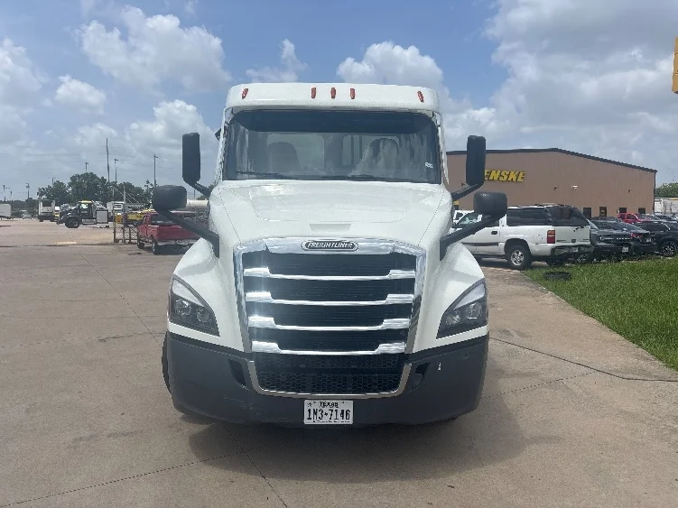 2021 Freightliner Cascadia - image 2