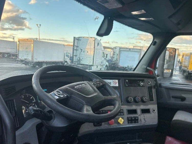 2019 Freightliner Cascadia - image 10