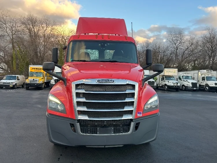 2019 Freightliner Cascadia - image 2