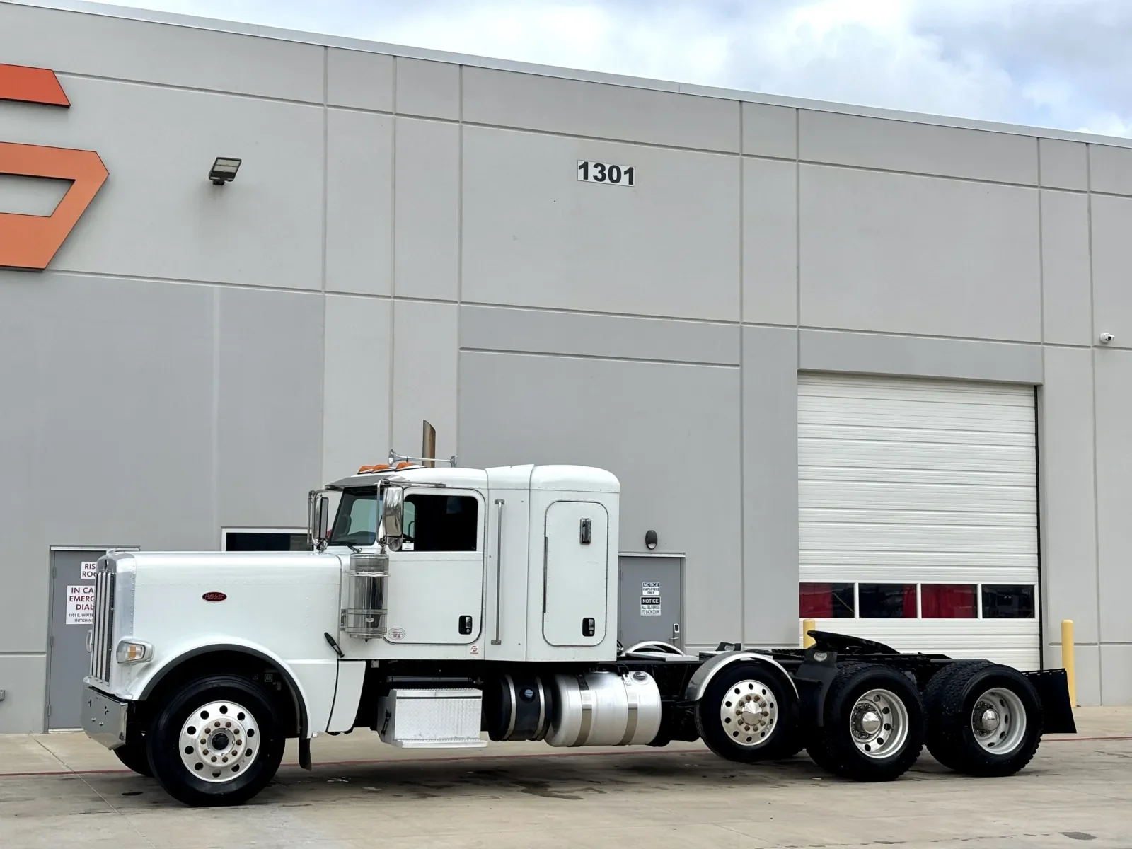 2020 Peterbilt 389 - image 2