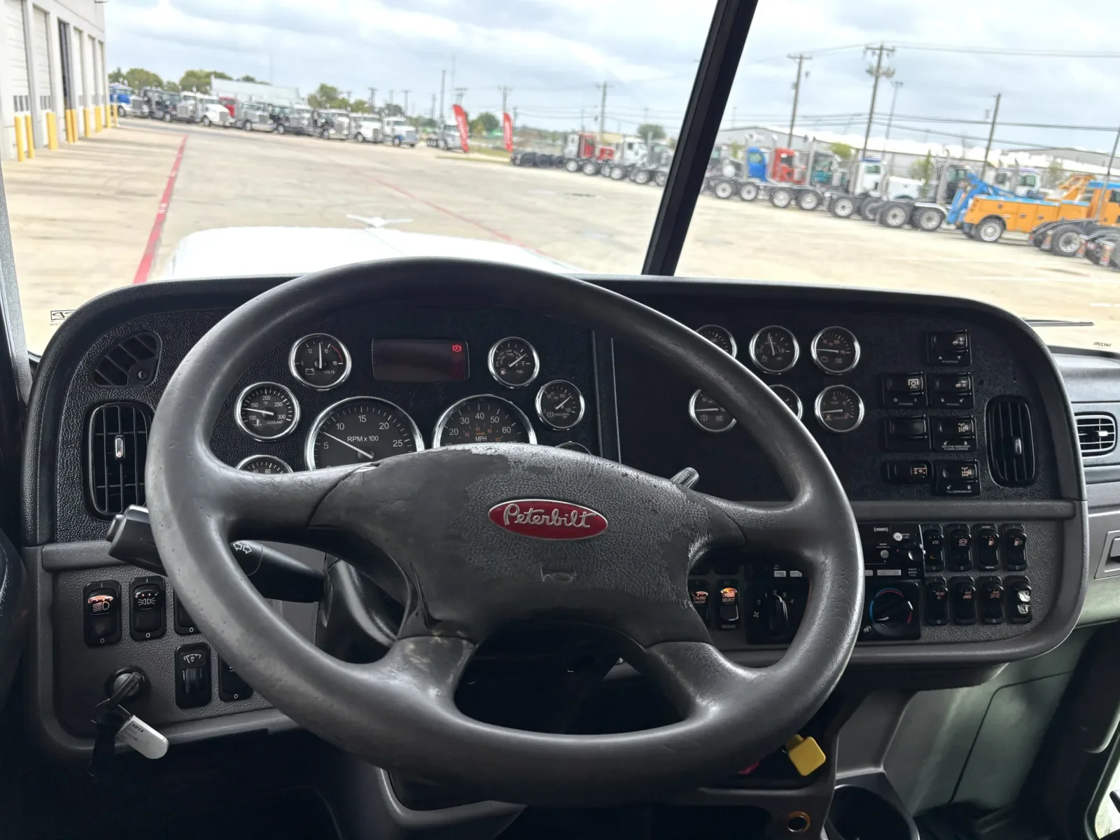 2020 Peterbilt 389 in Hutchins, TX — photo 16