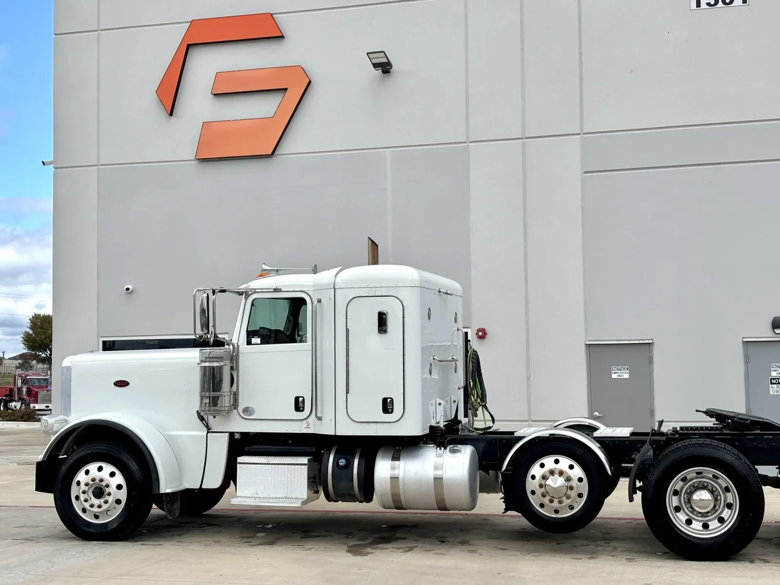 2020 Peterbilt 389 - image 8