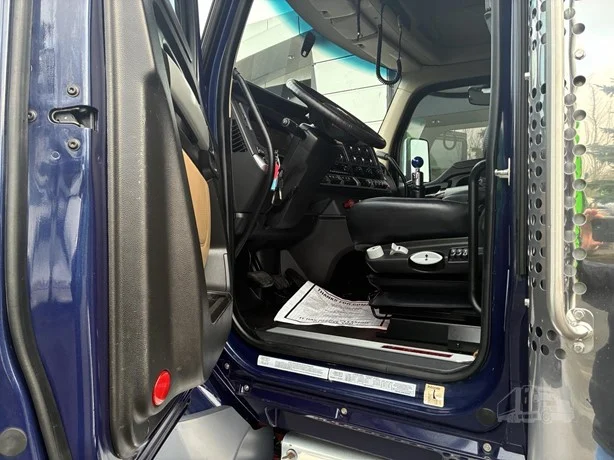 2023 Kenworth T880 - image 21