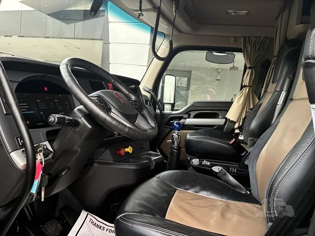 2023 Kenworth T880 - image 23