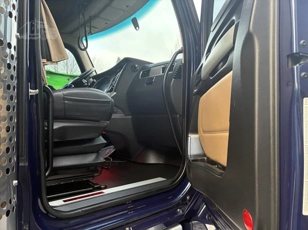 2023 Kenworth T880 - image 18