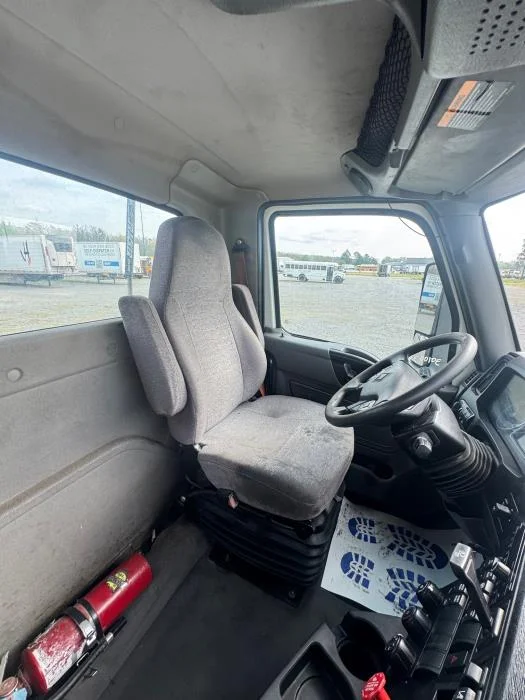 2021 International LT - image 18