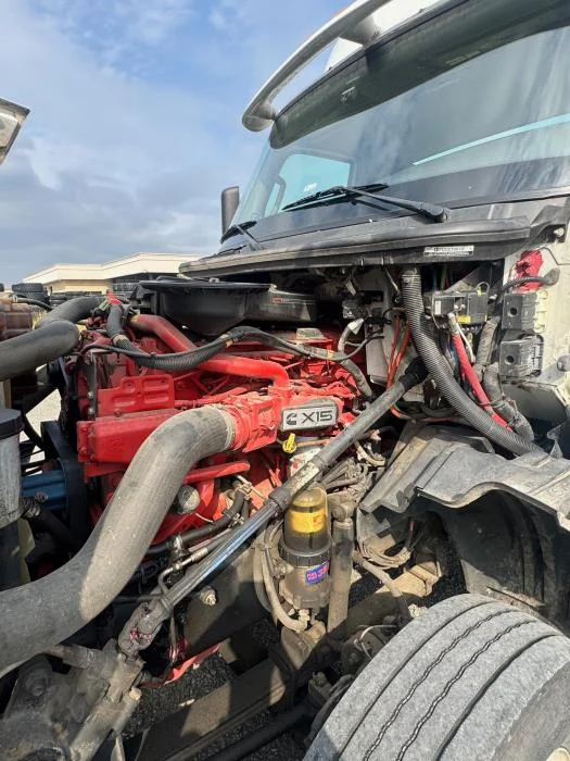 2021 International LT - image 13