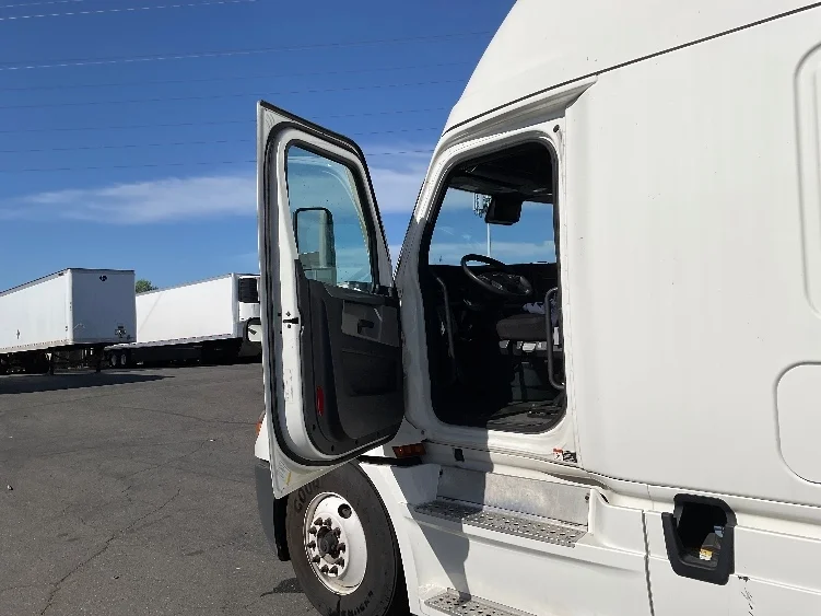 2022 Freightliner Cascadia - image 9