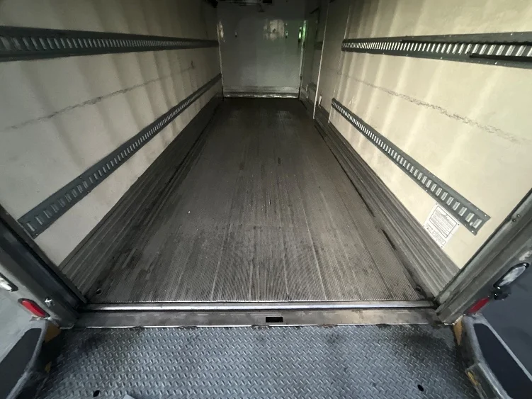 2018 Hino 338 - image 10