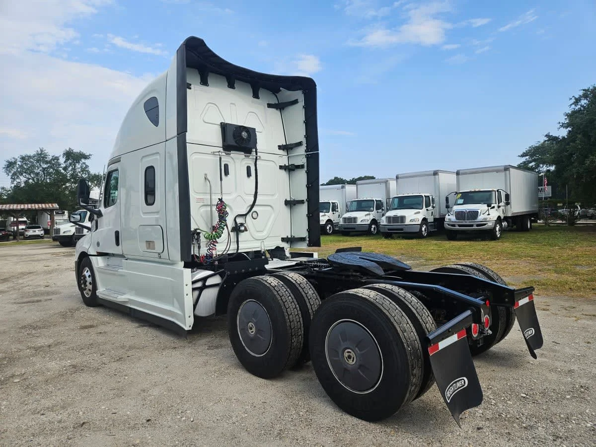 2022 Freightliner Cascadia in Orlando, FL — photo 6