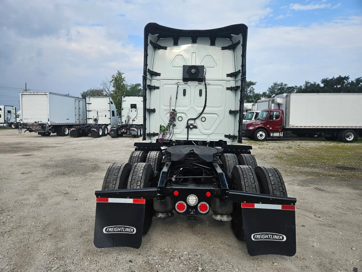 2022 Freightliner Cascadia in Orlando, FL — photo 5