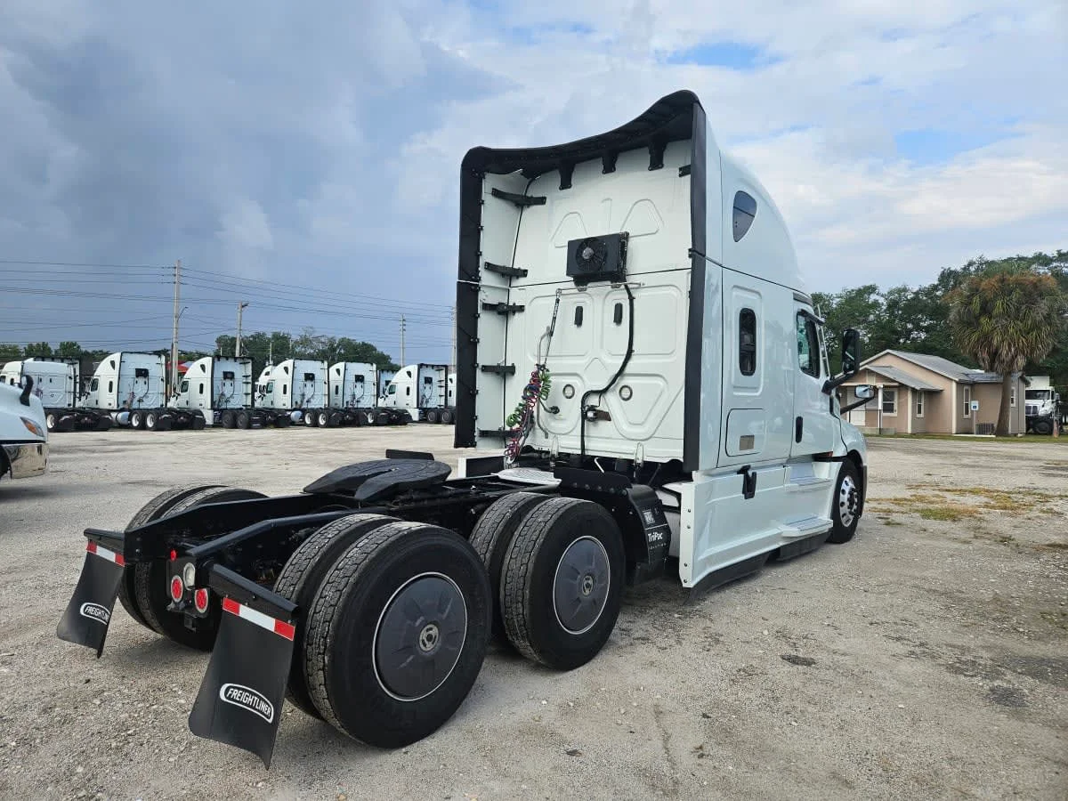 2022 Freightliner Cascadia in Orlando, FL — photo 4