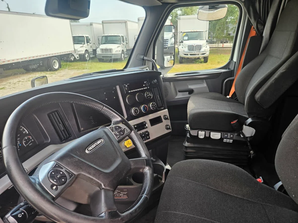 2022 Freightliner Cascadia in Orlando, FL — photo 7