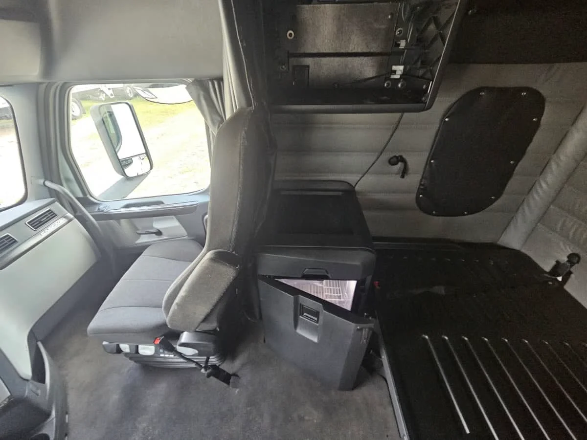 2022 Freightliner Cascadia in Orlando, FL — photo 12