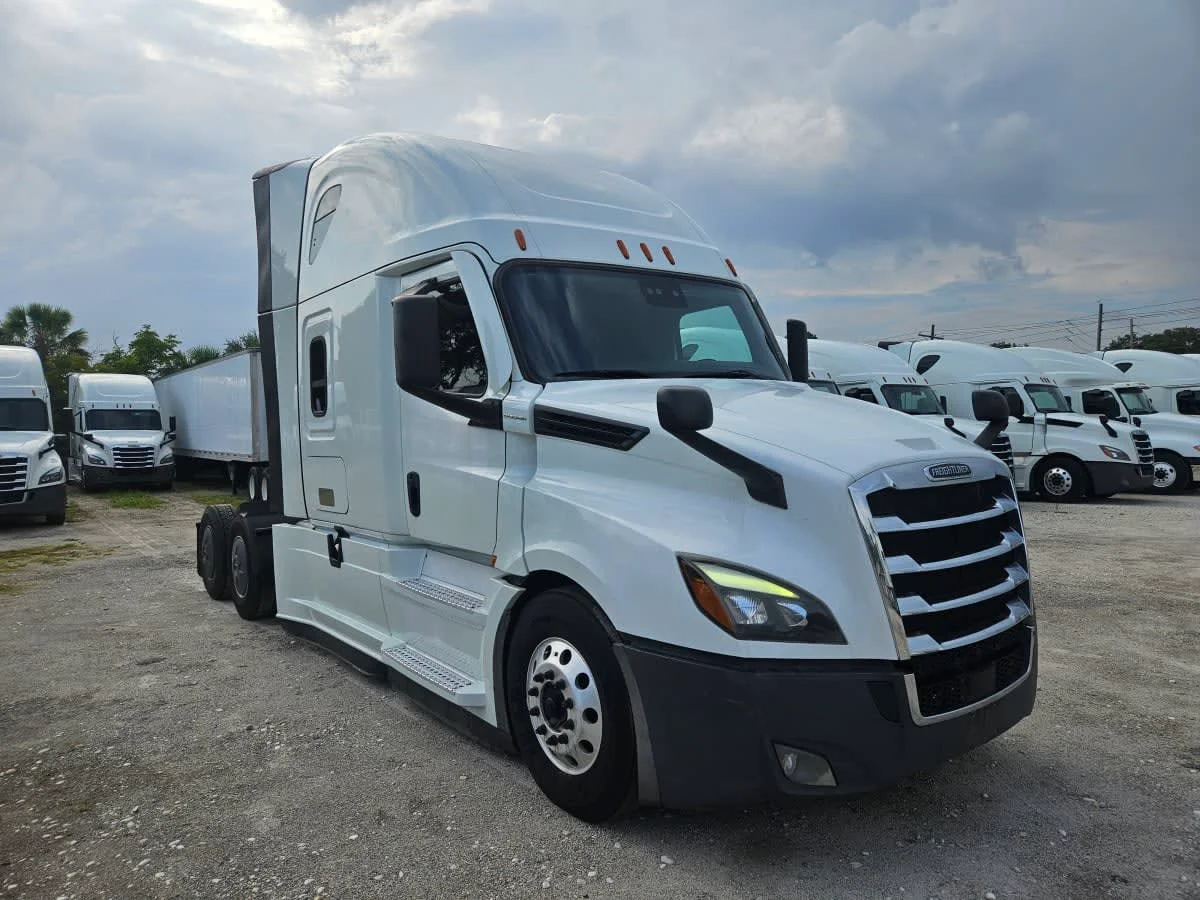 2022 Freightliner Cascadia in Orlando, FL — photo 3
