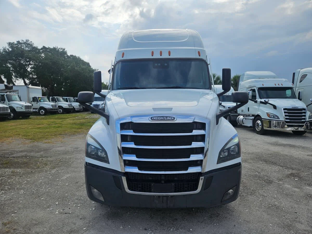 2022 Freightliner Cascadia in Orlando, FL — photo 2