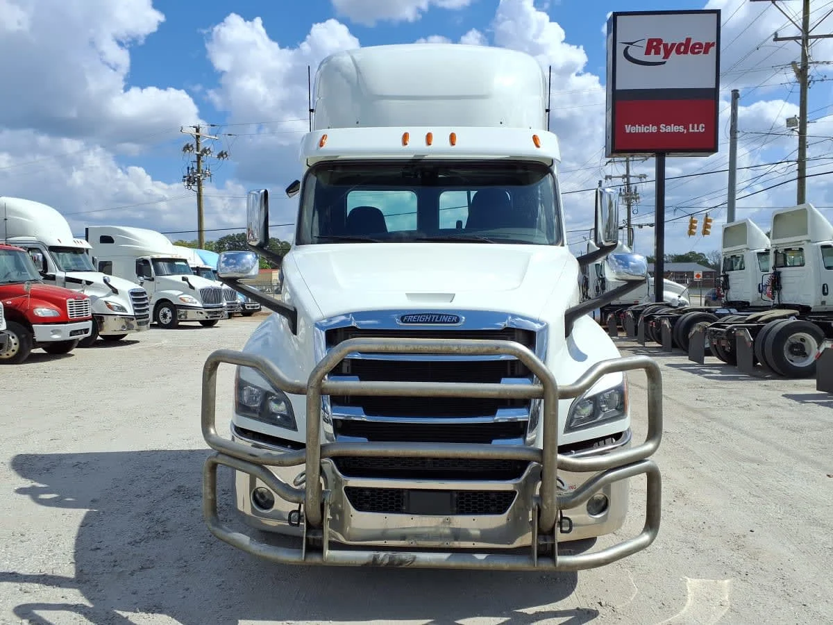 2020 Freightliner Cascadia in Greenville, SC — photo 2