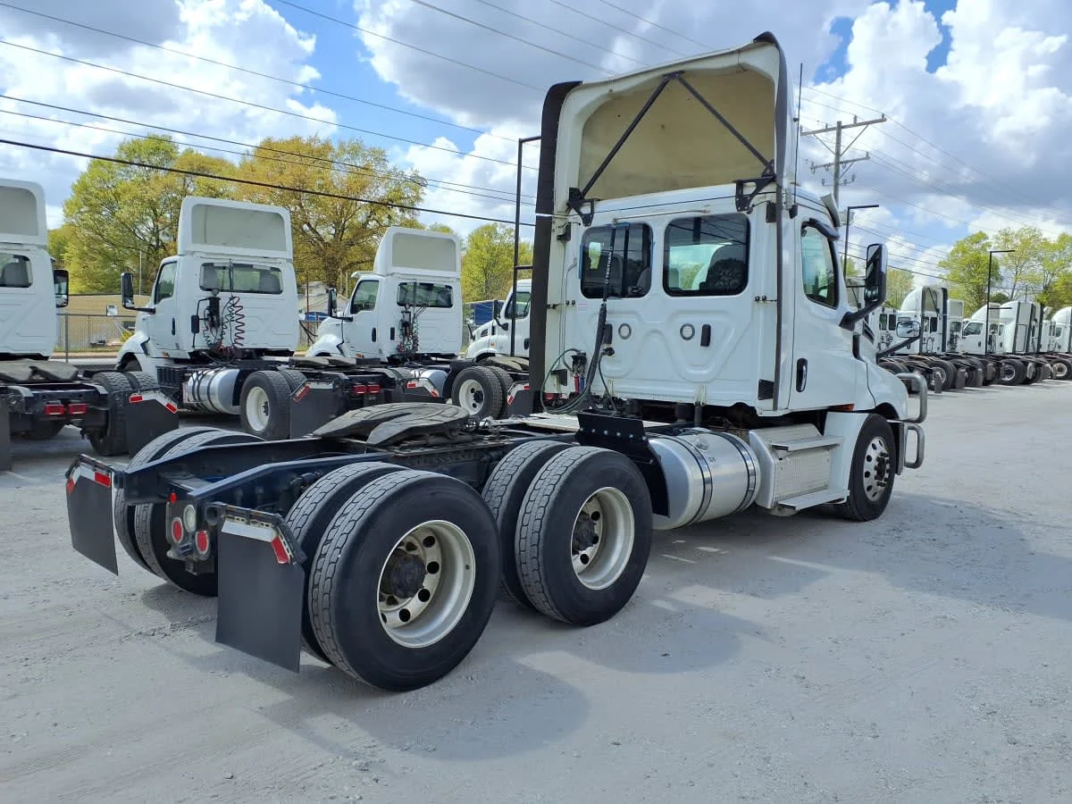 2020 Freightliner Cascadia in Greenville, SC — photo 4