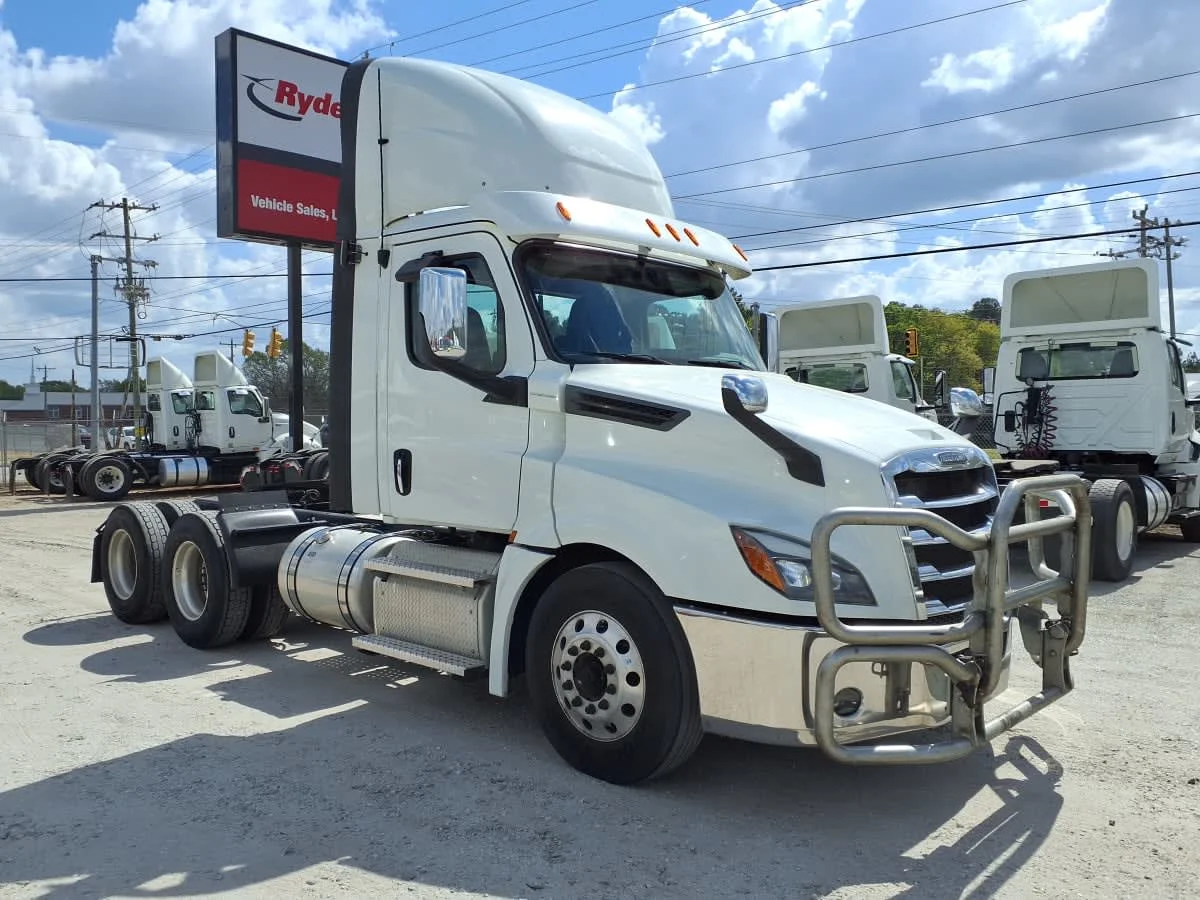2020 Freightliner Cascadia in Greenville, SC — photo 3
