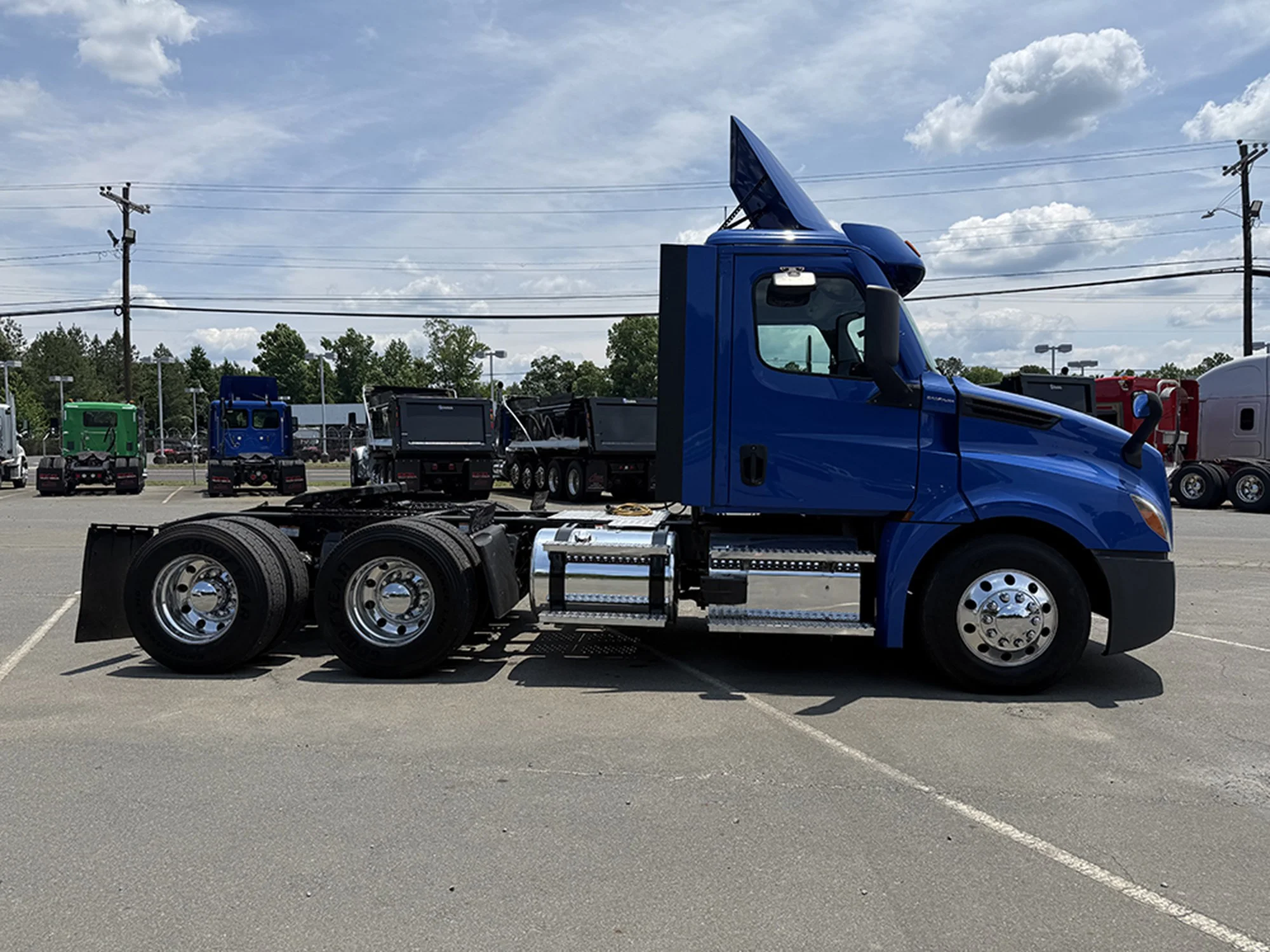 2022 Freightliner Cascadia in Charlotte, NC — photo 3