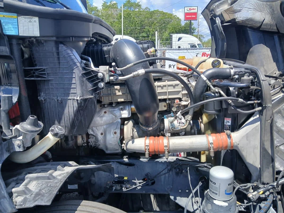 2020 Freightliner Cascadia in Jacksonville, FL — photo 11