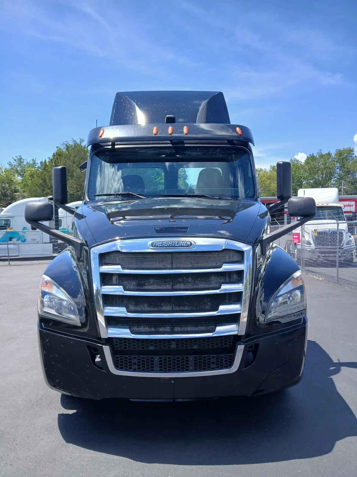 2020 Freightliner Cascadia in Jacksonville, FL — photo 2