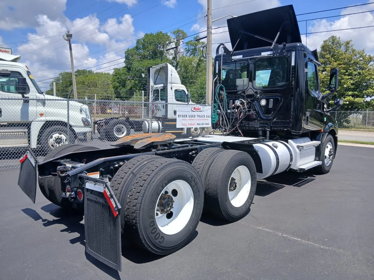 2020 Freightliner Cascadia in Jacksonville, FL — photo 4
