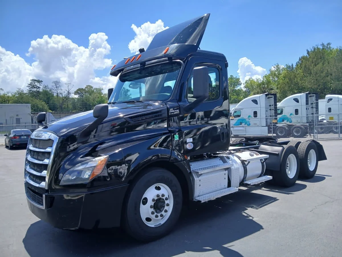2020 Freightliner Cascadia in Jacksonville, FL — photo 3