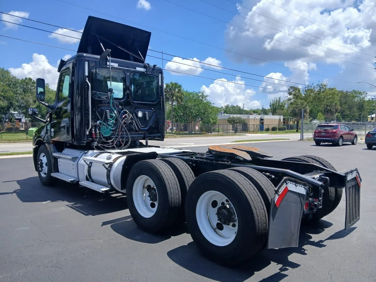 2020 Freightliner Cascadia in Jacksonville, FL — photo 6
