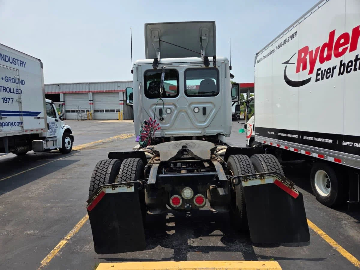 2018 Freightliner Cascadia - image 5
