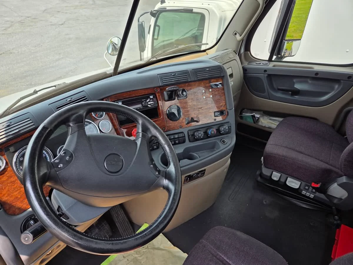 2018 Freightliner Cascadia - image 7