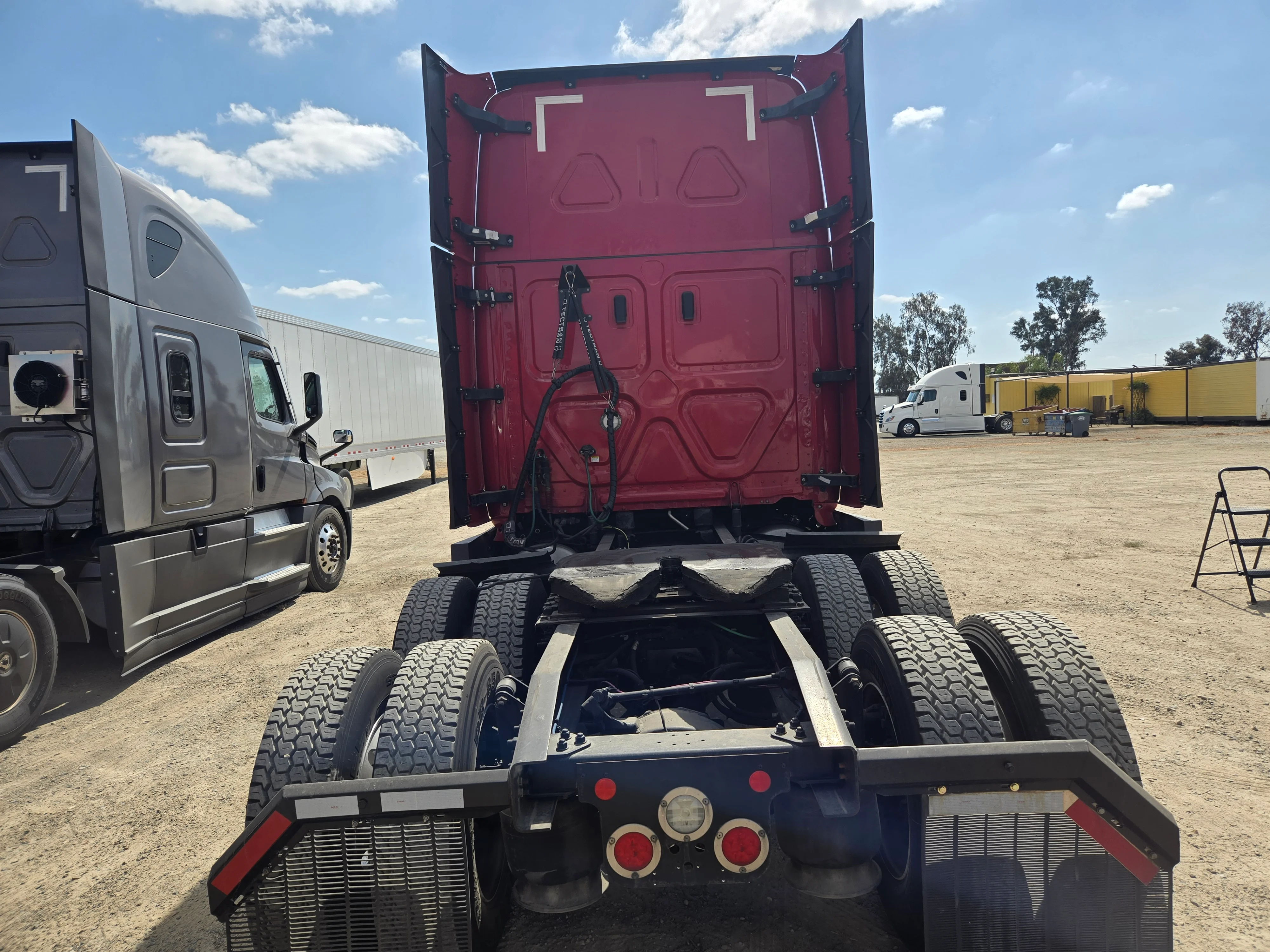 2021 Freightliner Cascadia in Fresno, CA — photo 5