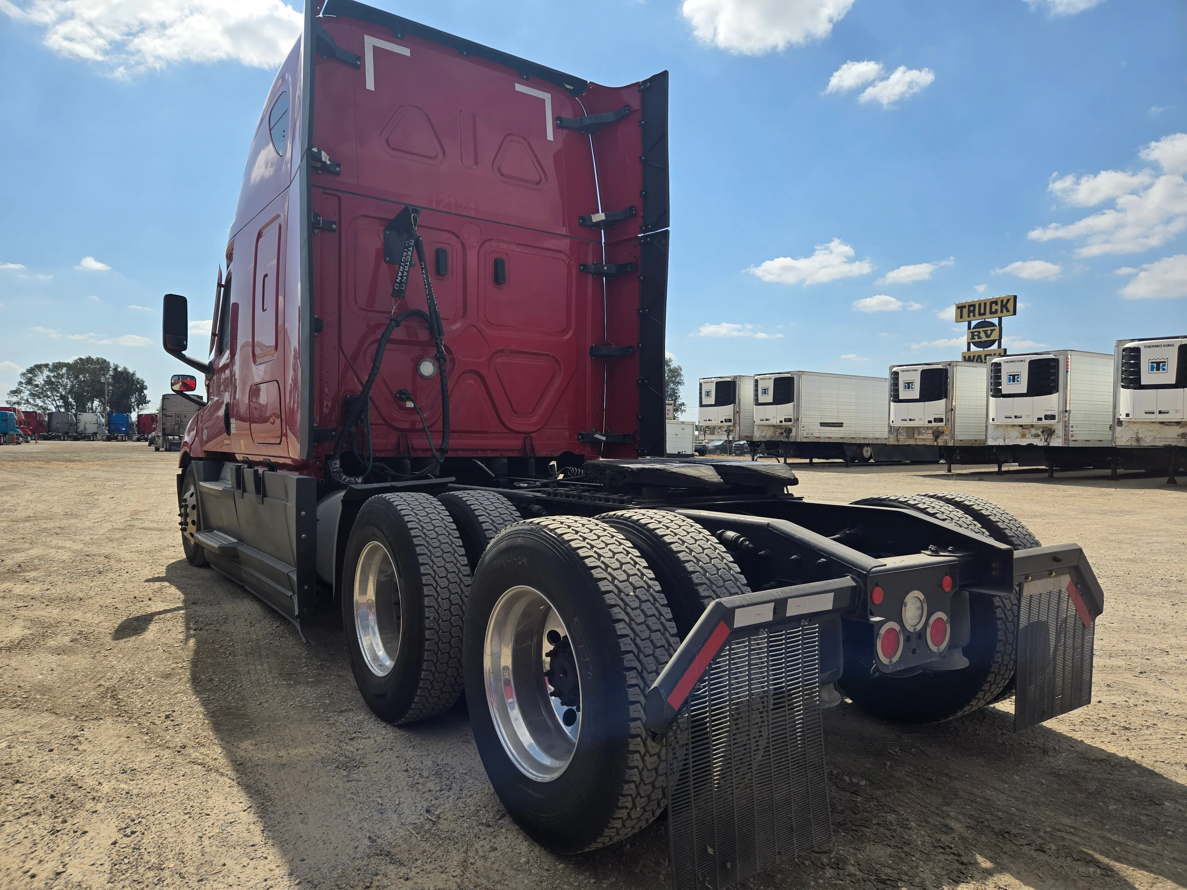 2021 Freightliner Cascadia in Fresno, CA — photo 6