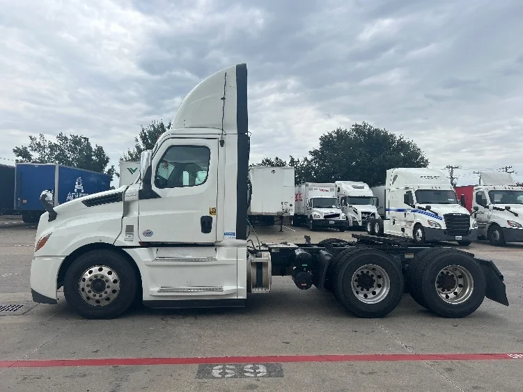 2020 Freightliner Cascadia in Carrollton, TX — photo 4