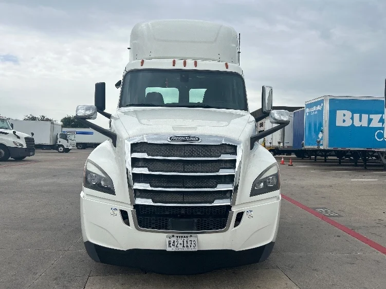 2020 Freightliner Cascadia in Carrollton, TX — photo 2