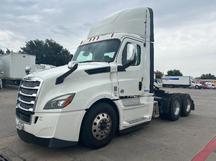 2020 Freightliner Cascadia in Carrollton, TX — photo 3