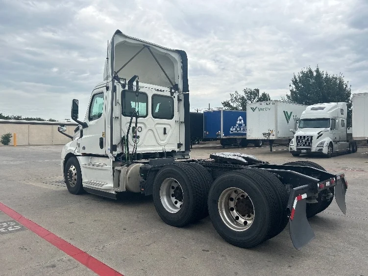 2020 Freightliner Cascadia in Carrollton, TX — photo 5
