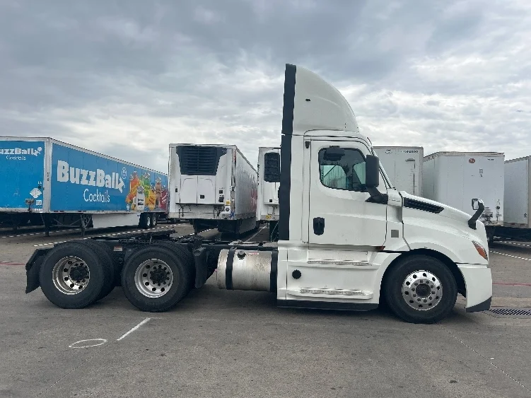 2020 Freightliner Cascadia in Carrollton, TX — photo 8