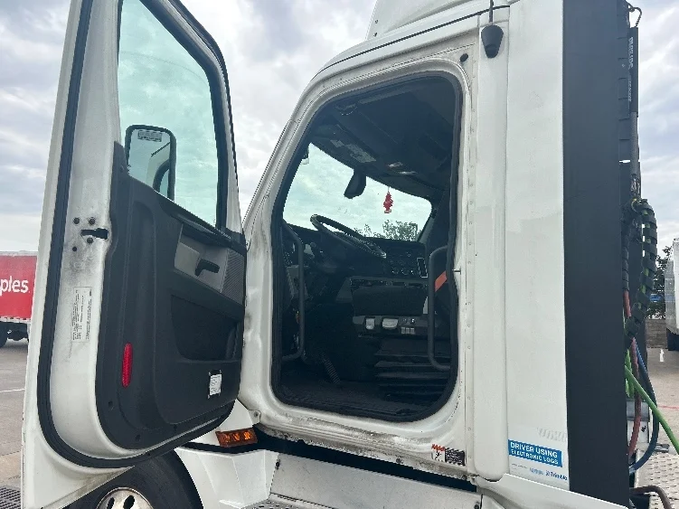 2020 Freightliner Cascadia in Carrollton, TX — photo 9