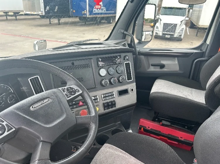 2020 Freightliner Cascadia in Carrollton, TX — photo 10