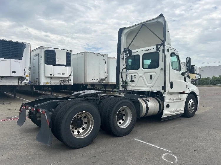 2020 Freightliner Cascadia in Carrollton, TX — photo 7