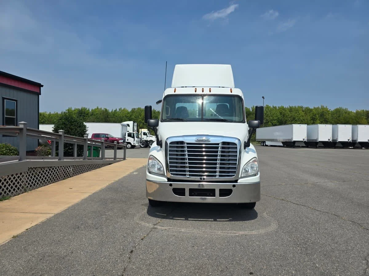 2016 Freightliner Cascadia in North Little Rock, AR — photo 2